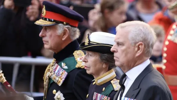 König Charles III., Prinzessin Anne, Princess Royal und Prinz Andrew, Herzog von York, gehen hinter Königin Elizabeth II. her