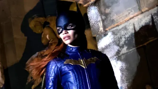 La star de 'Batgirl' révèle son premier regard sur Barbara Gordon en costume