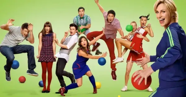 Egy fotó a „Glee” szereplőiről egy dodgeball forgatókönyvben